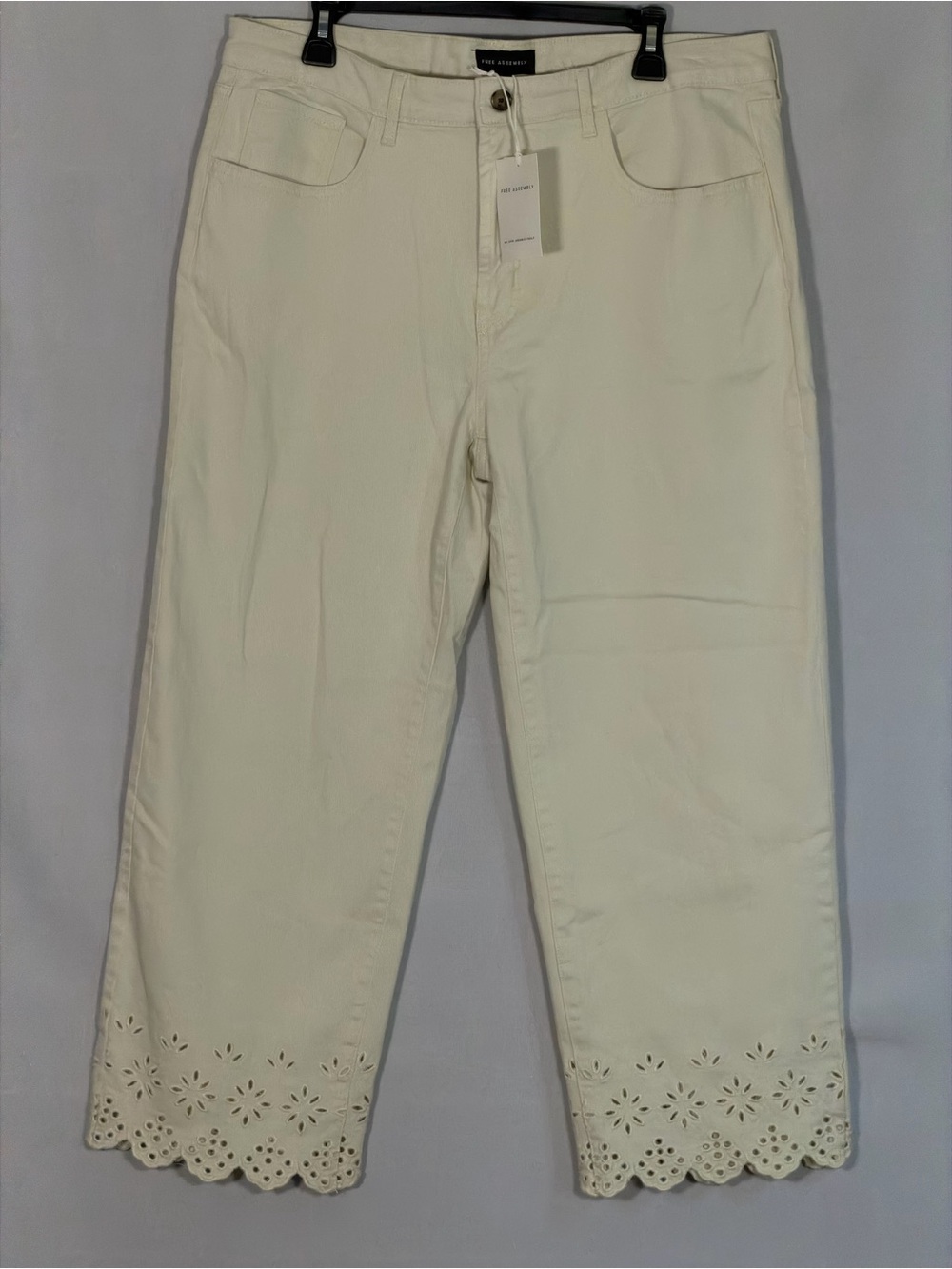 Free Assembly Women’s Size 16 Ivory Eyelet Scallop Hem Crop Jeans NWT